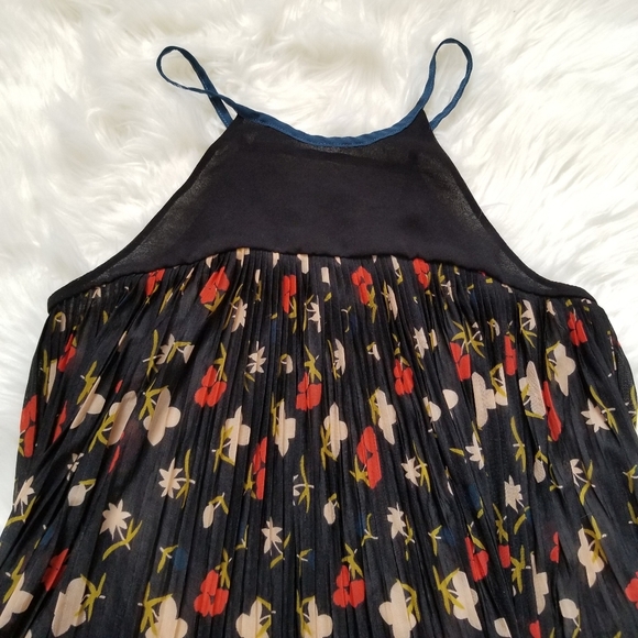 UO Cooperative Pleated Floral Swing Top Small - Picture 4 of 10